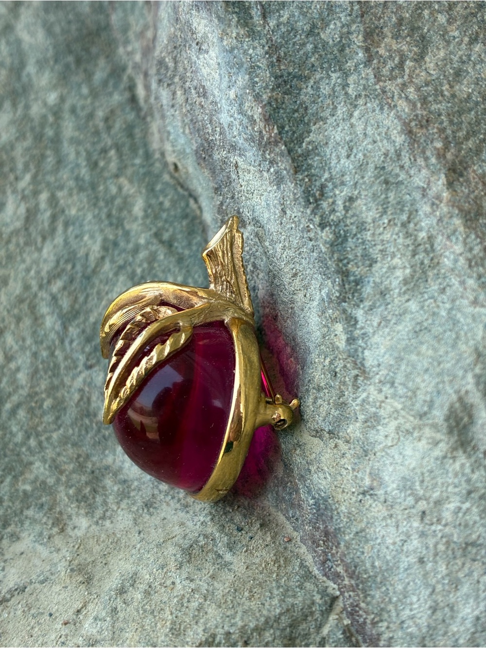 Vintage Sarah Coventry Red Lucite Apple Brooch Pin - Picture 3 of 5